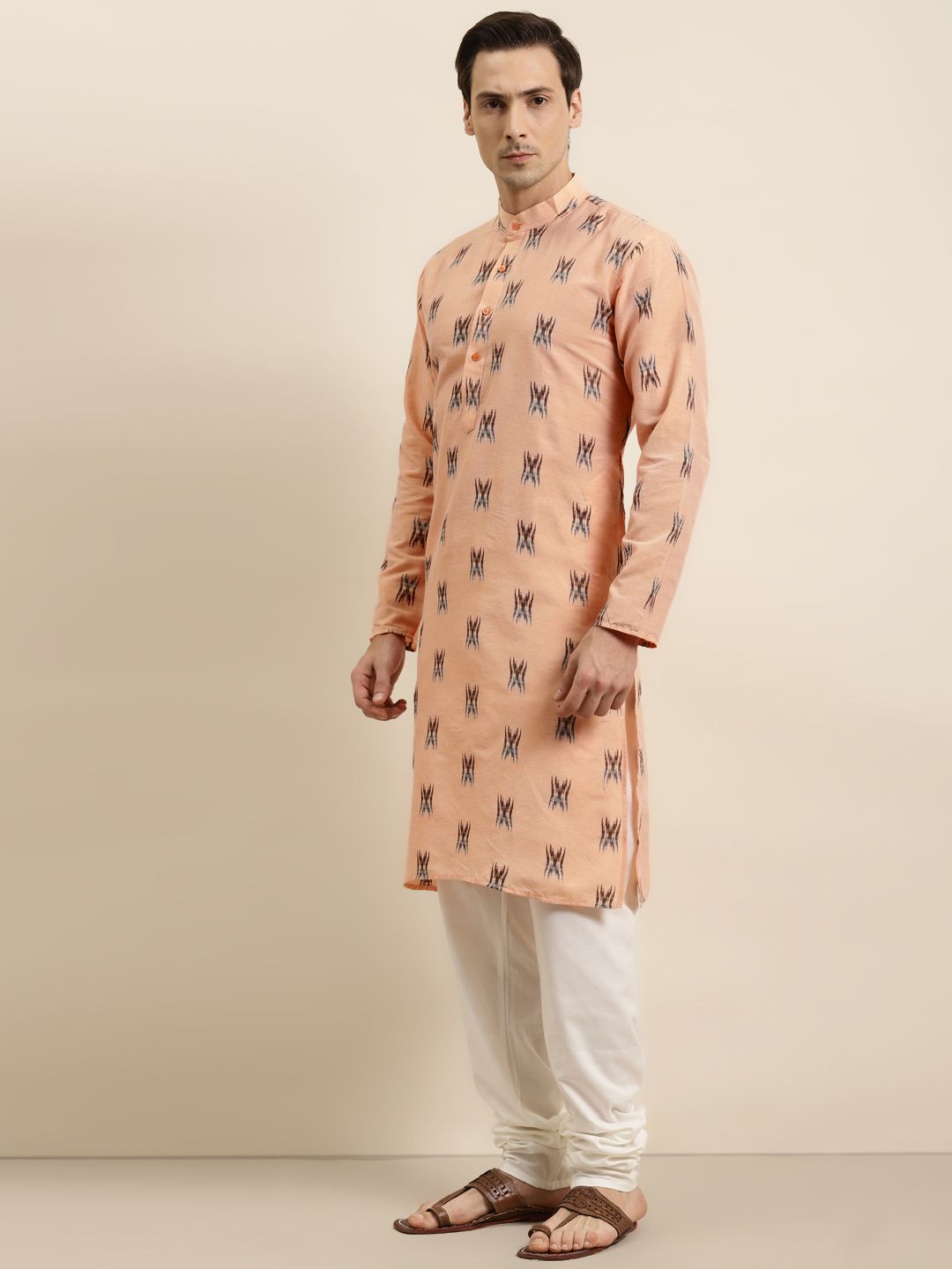 Sojanya Men Kurta Kapas Ikkat Berwarna Peach & Hitam Geometrik