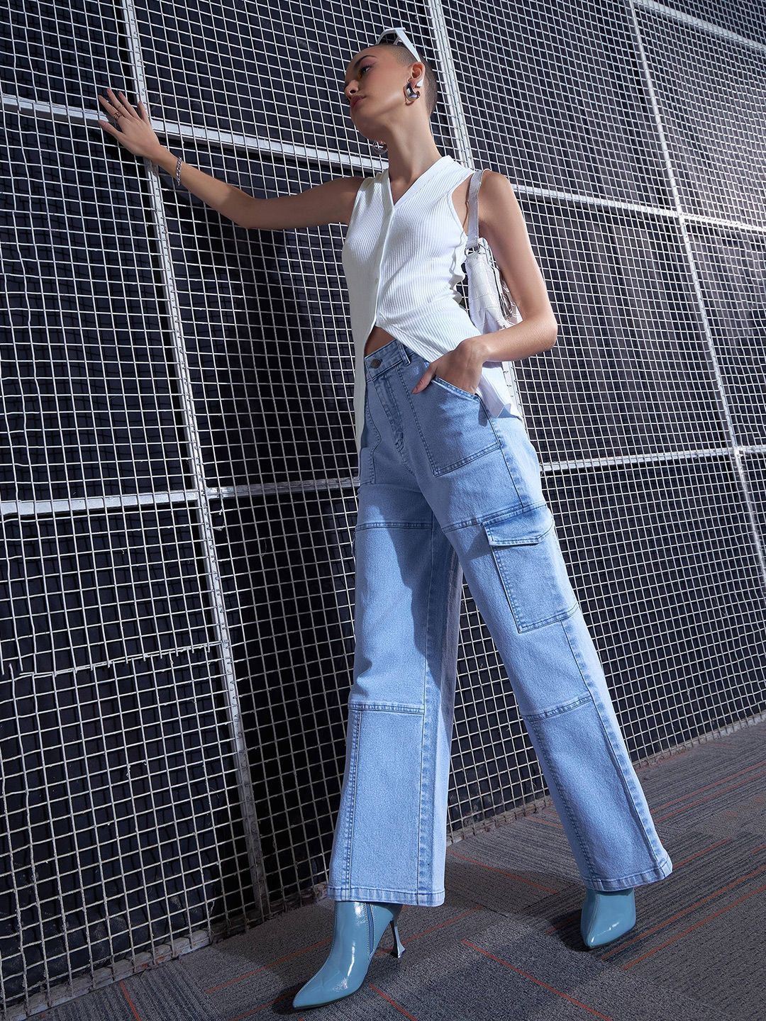 SASSAFRAS White V-Neck Sleeveless Top