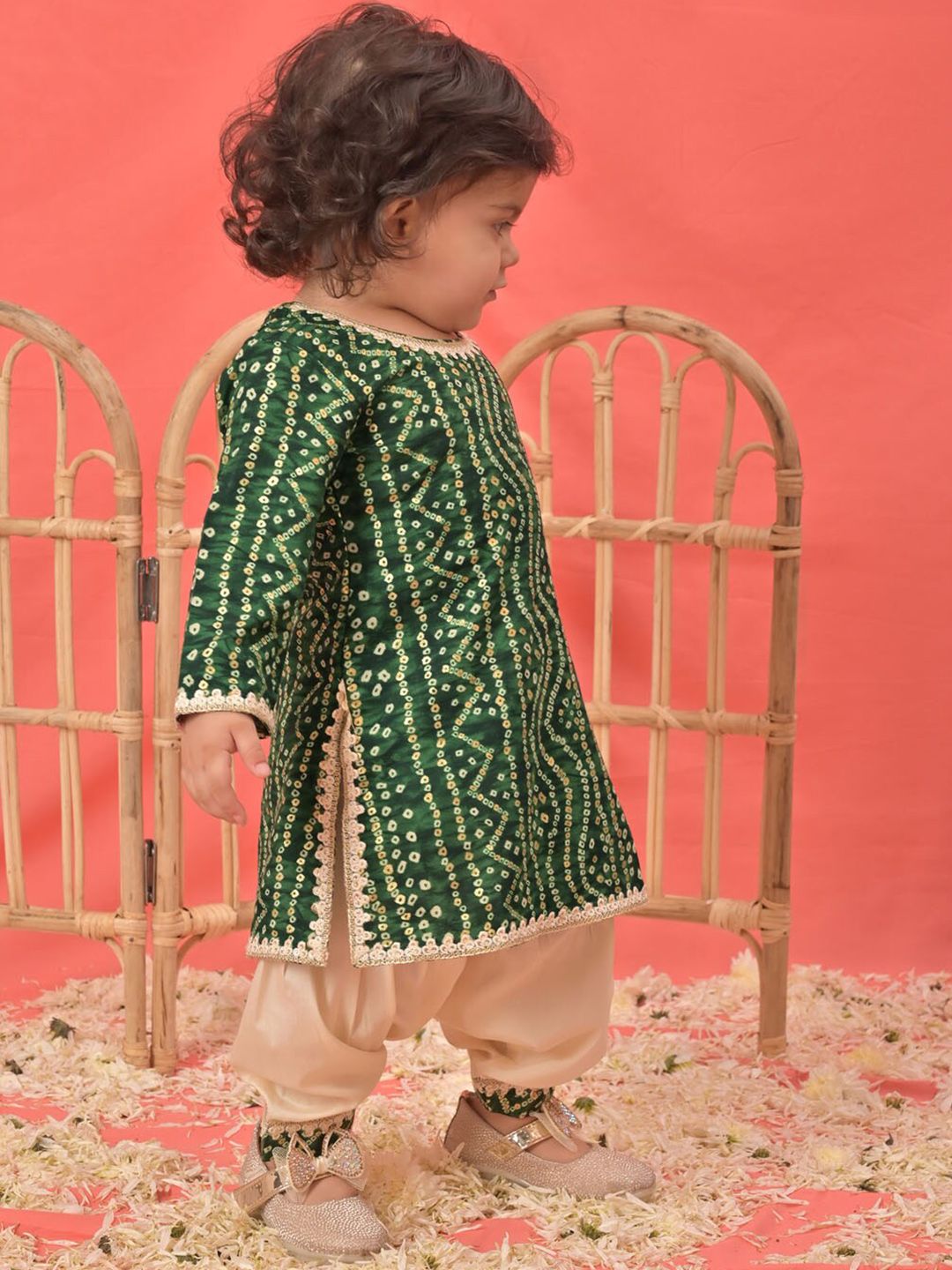 VASTRAMAY Girls Bandhani Printed Kurta With Patiala