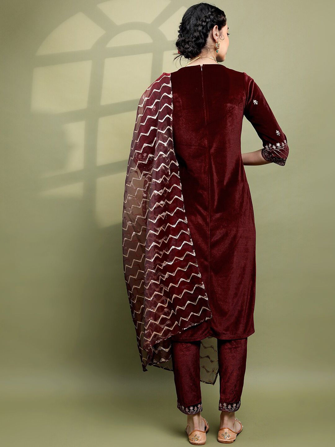 Vishudh Women Floral Embroidered Knitted Velvet Kurta with Trousers & With Dupatta