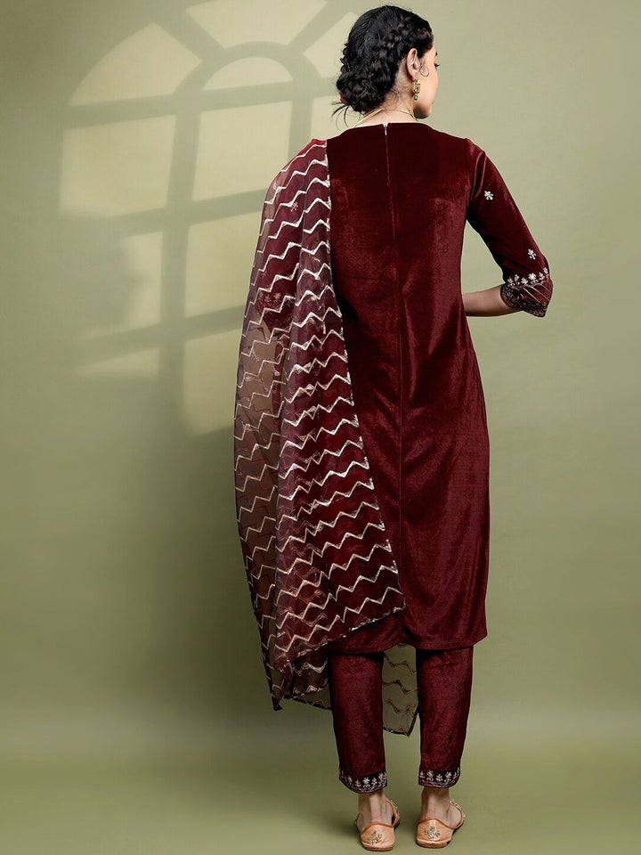 Vishudh Women Floral Embroidered Knitted Velvet Kurta with Trousers & With Dupatta