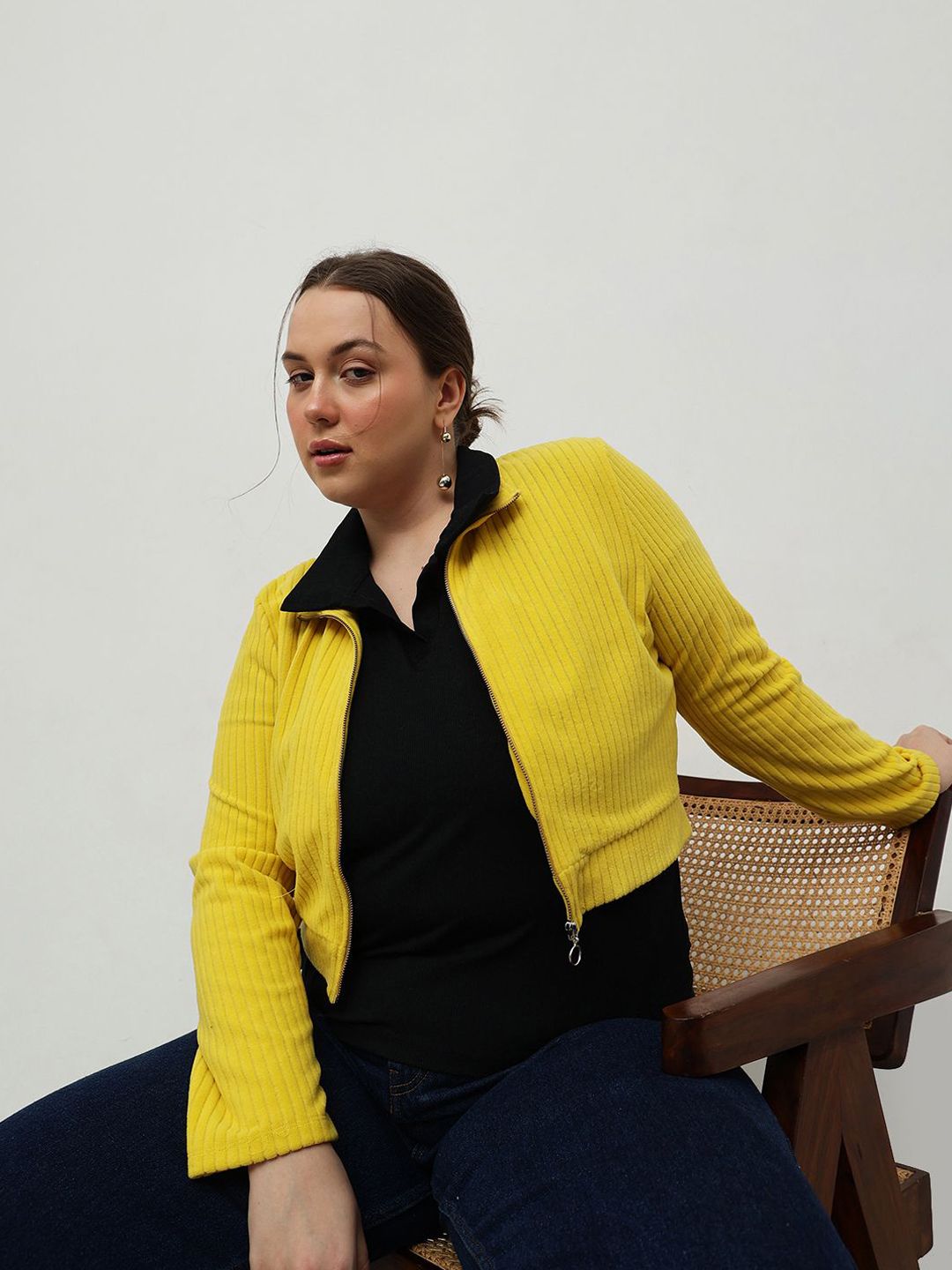 Wanita jalanan yang curvy tanpa jaket empuk tanaman