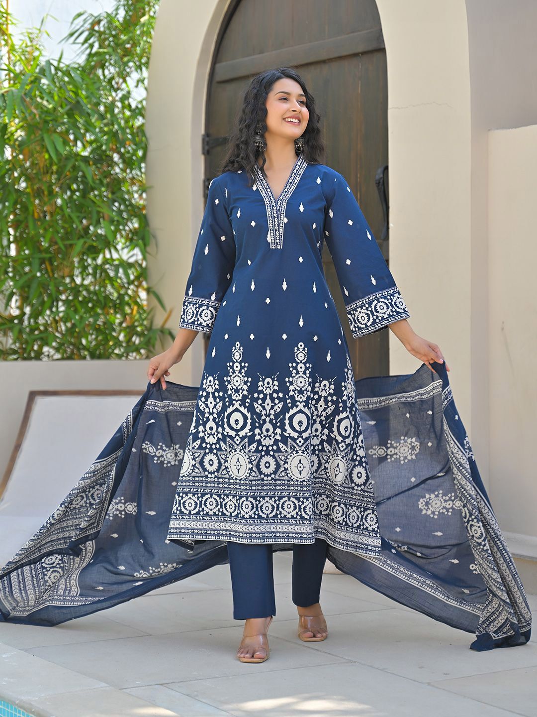 Varanga Women Floral Printed Regular Kurta with Trousers & With Dupatta