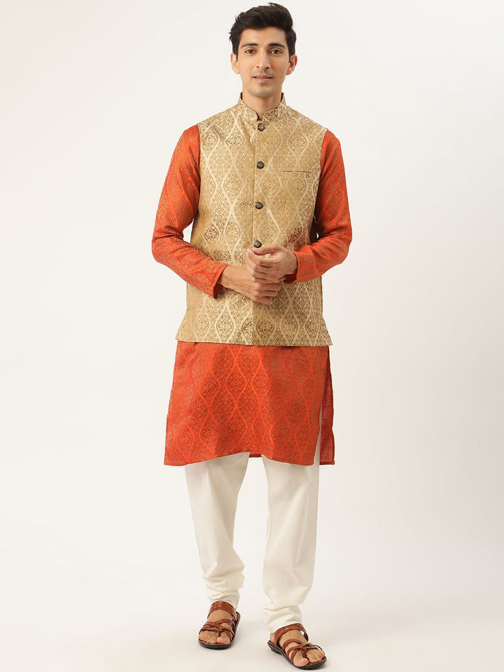 SOJANYA Lelaki Motif Etnik Jingga Kurta Sutera Jacquard dengan Jaket Churidar & Nehru