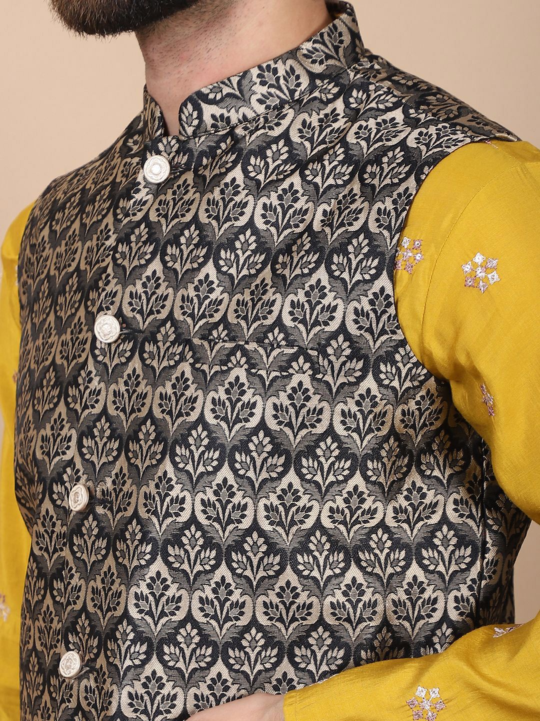 Kurta Sutera Kapas Bersulam Bunga Anouk Mustard-Kuning dengan Jaket Churidar & Nehru