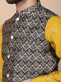 Kurta Sutera Kapas Bersulam Bunga Anouk Mustard-Kuning dengan Jaket Churidar & Nehru