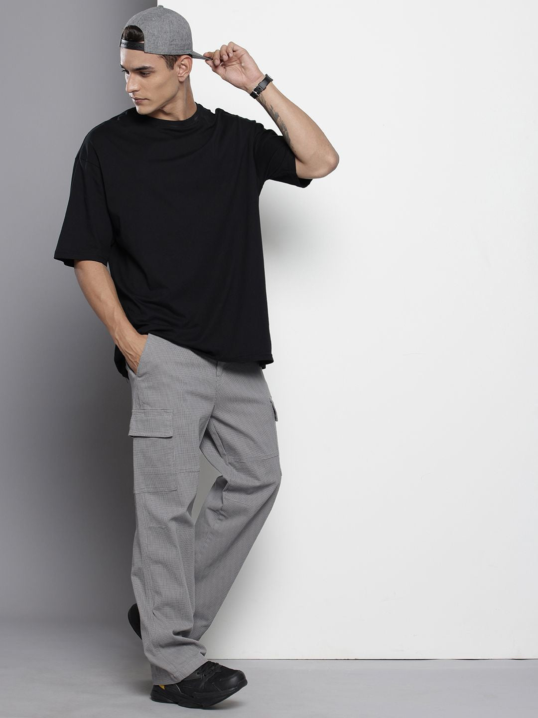 The Indian Garage Co Men Geometric Printed Cargos Trousers