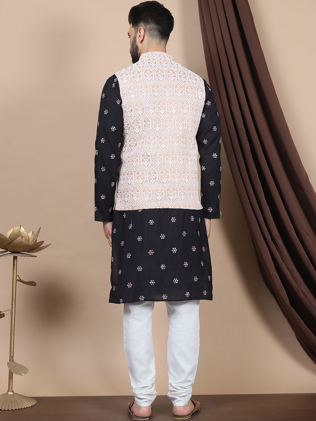 Kurta Kerja Benang Lurus Anouk Motif Etnik Hitam Bersulam dengan Churidar