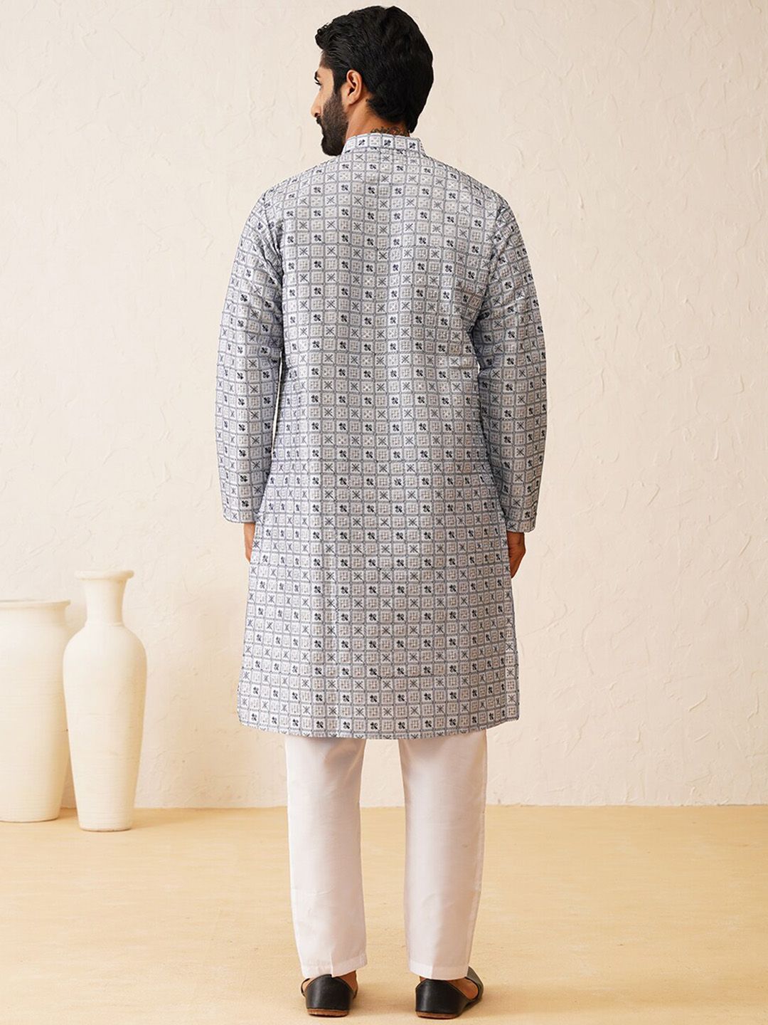 SOJANYA LUXE Motif Etnik Bersulam Kolar Mandarin Berlabuci Kurta Lurus
