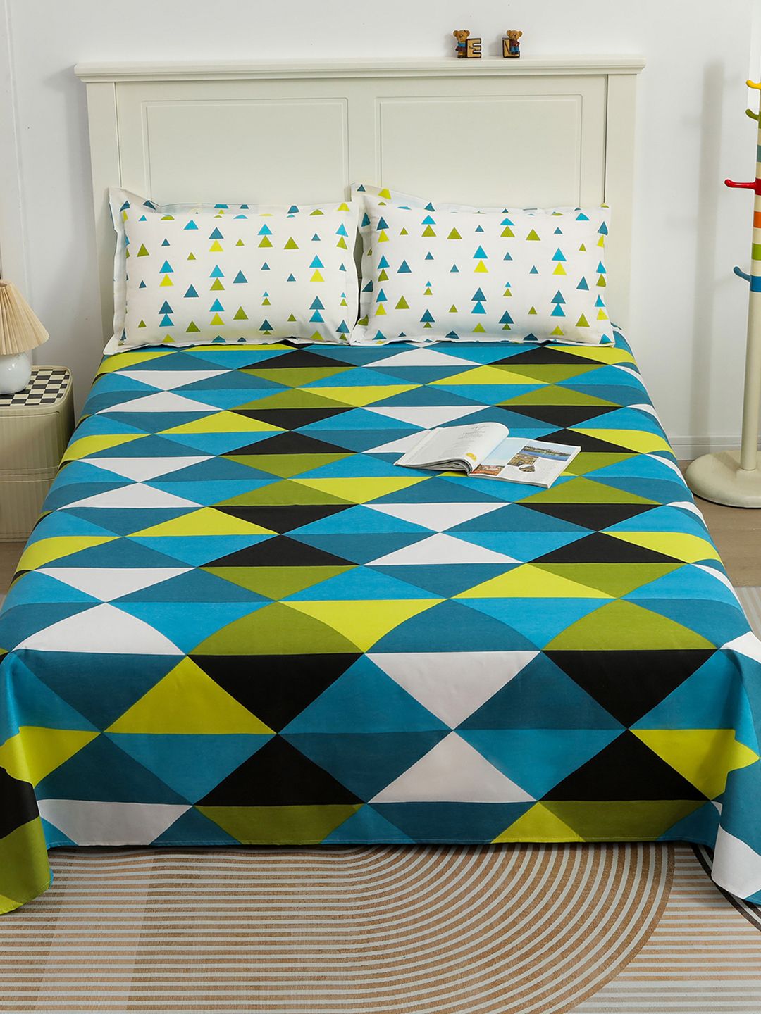 Story@home Ventura Teal Black Geometric 144 TC Cotton Queen Bedsheet 2 Pillow Covers