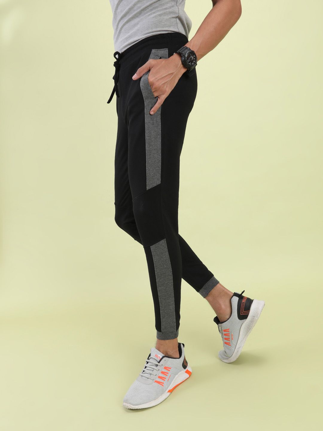 The Indian Garage Co Men Black Solid Joggers dengan Butiran Tersekat Warna