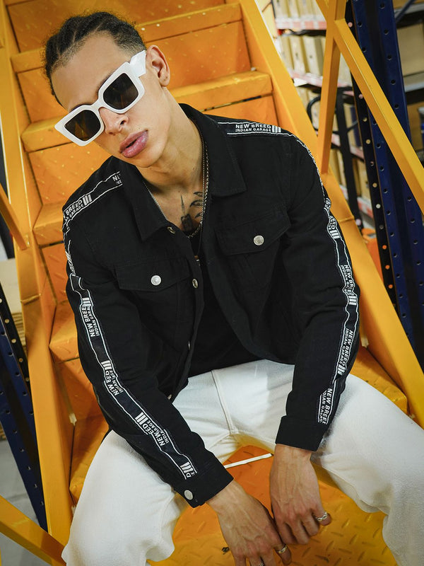 Jaket Denim Kapas Ringan The Indian Garage Co Men Tipografi Hitam