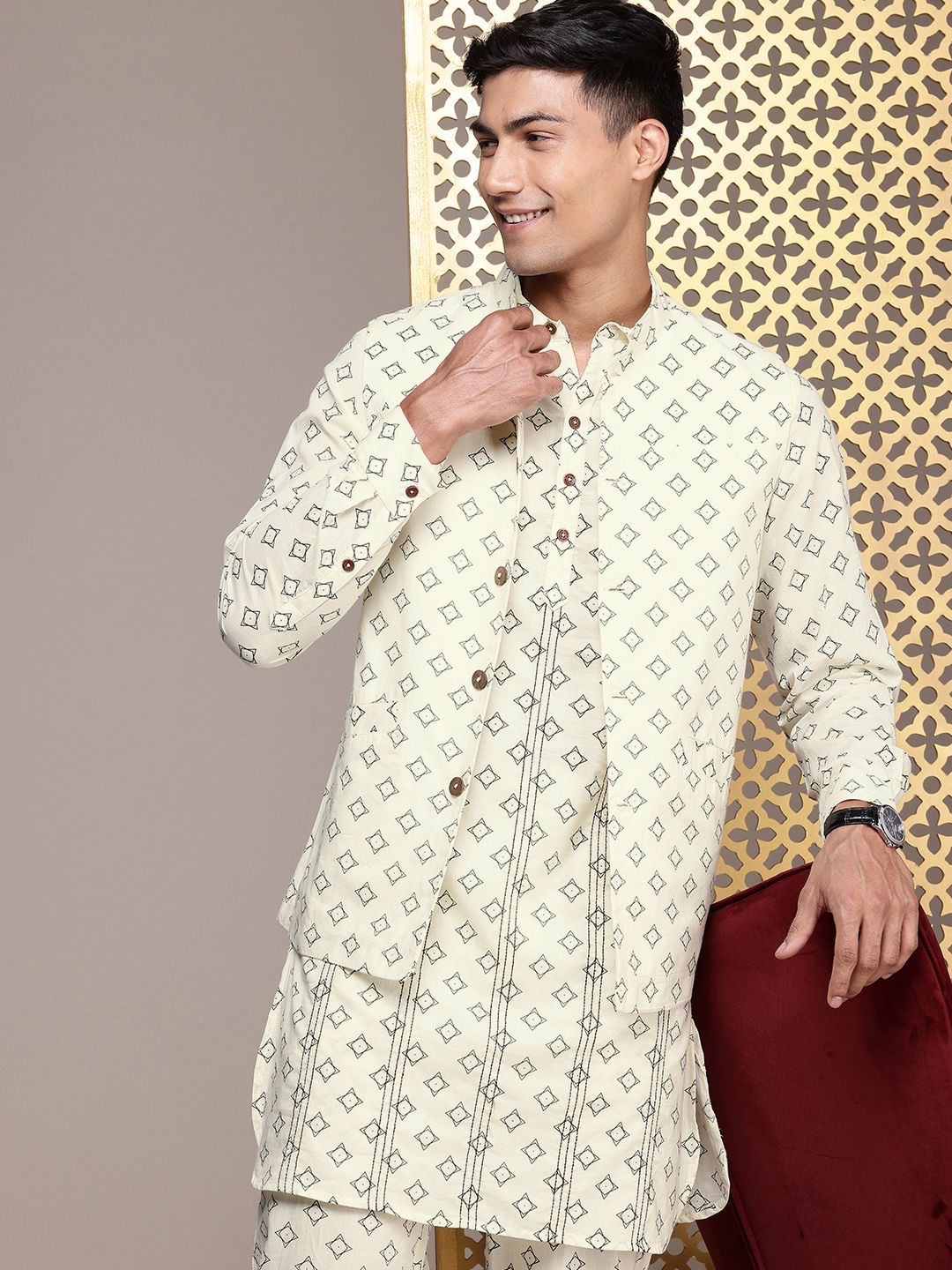 House of Pataudi Men Geometric Printed Jashn Pure Cotton Kurta with Trousers & Jacket