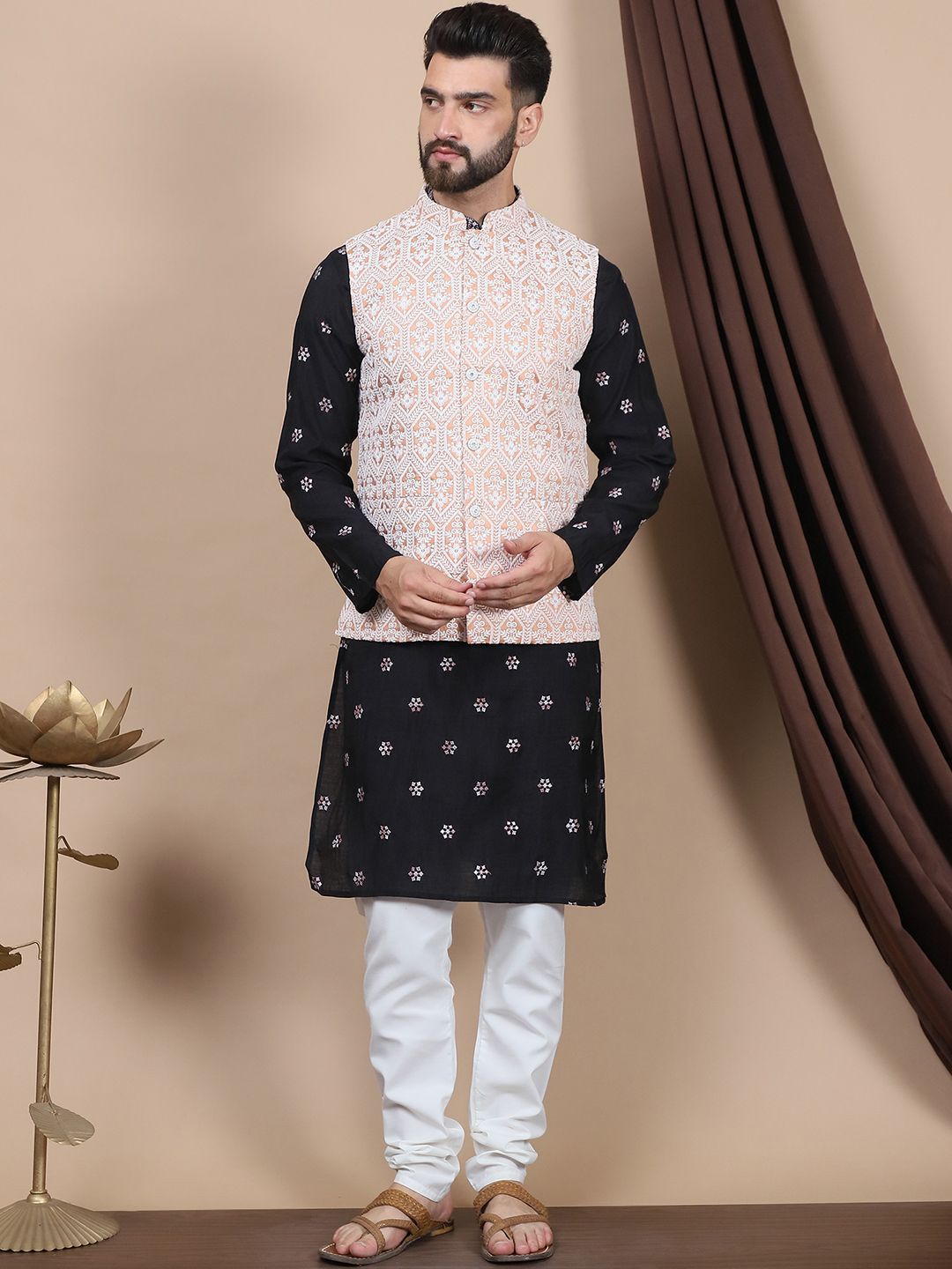 Kurta Kerja Benang Lurus Anouk Motif Etnik Hitam Bersulam dengan Churidar