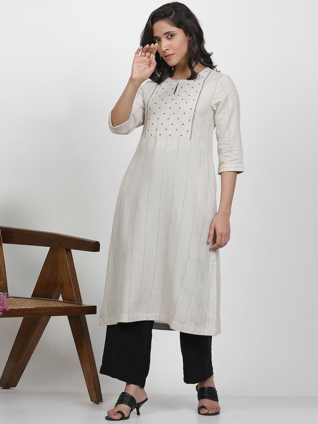 W Geometric Yoke Design Thread Work Kurta