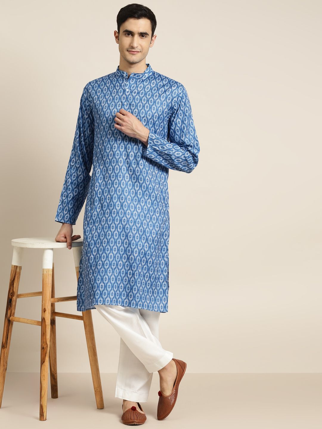 SOJANYA Men Blue & White Geometric Printed Straight Pure Cotton Kurta
