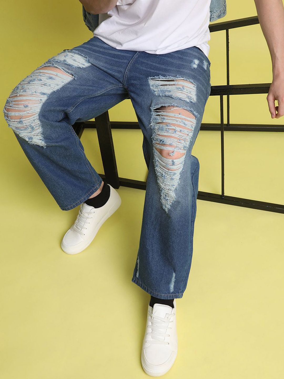 Bene Kleed Men Mildly Distressed Light Fade Baggy Jeans