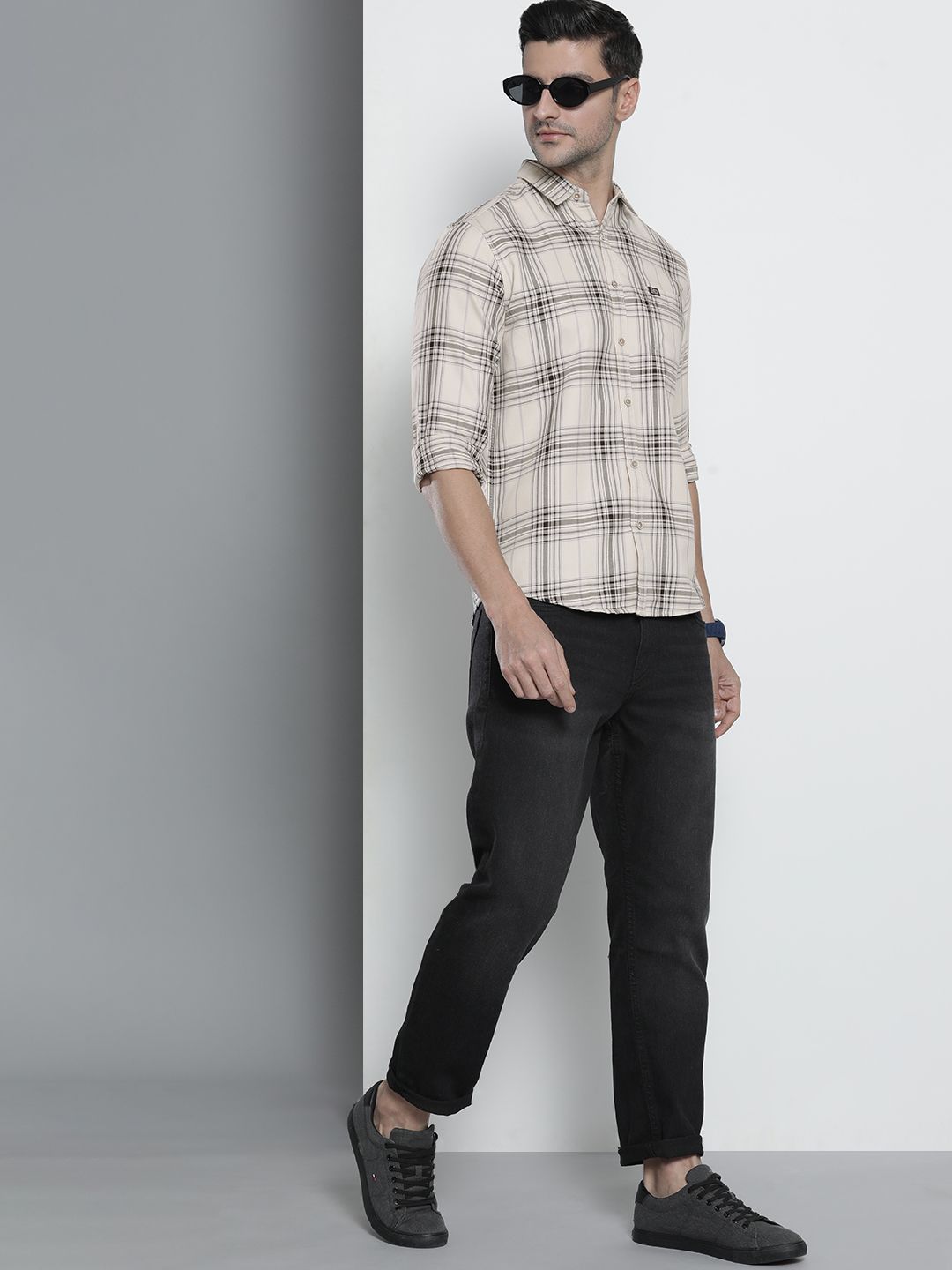 The Indian Garage Co Men Cream-Coloured & Black Shepherd Checked Casual Shirt