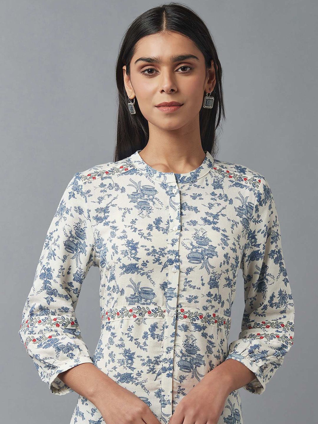 W Women White & Blue Floral Printed Thread Work Kurta