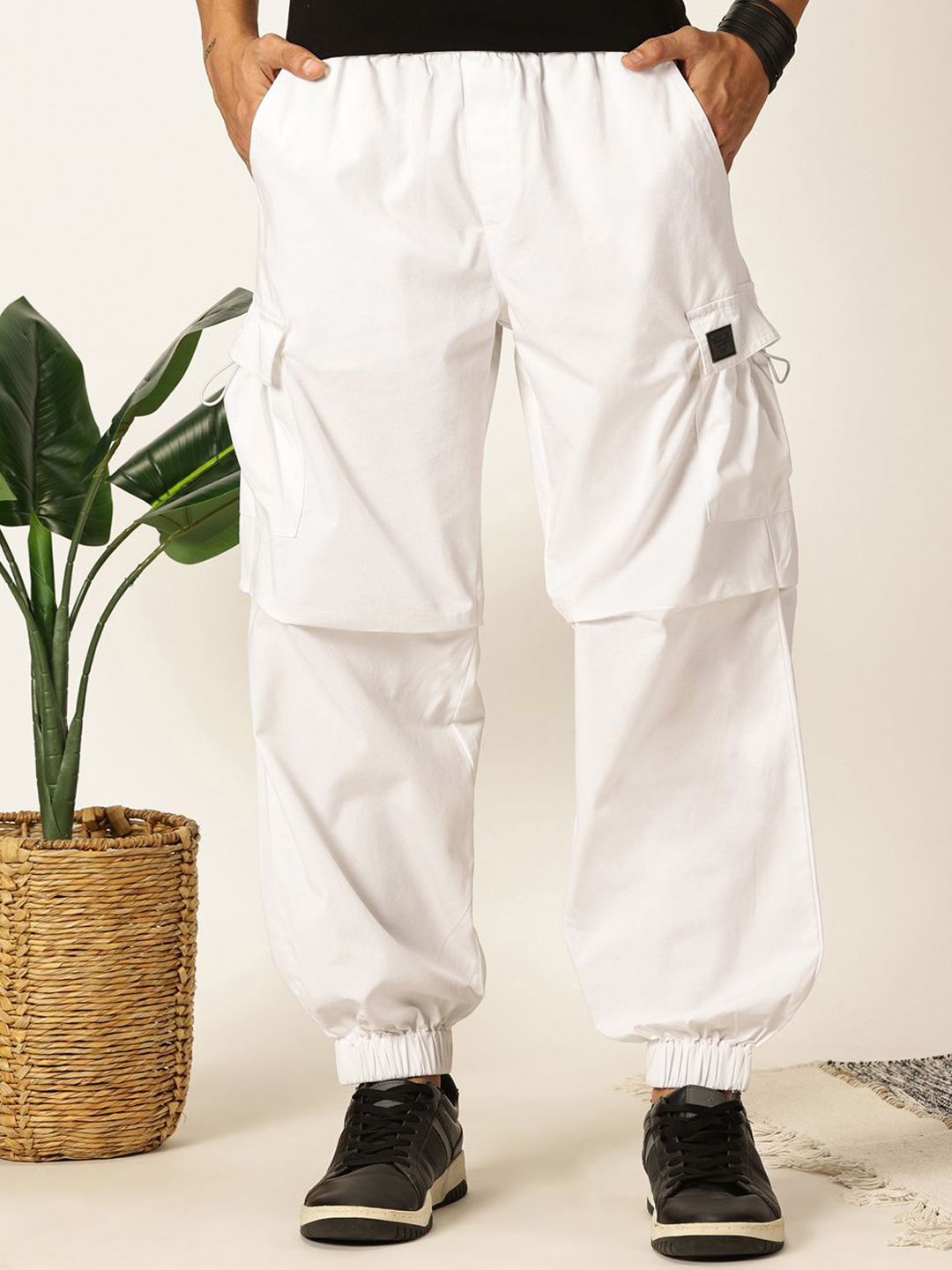 Thomas Scott Men Comfort Mid-Rise Easy Wash Cargos Trousers