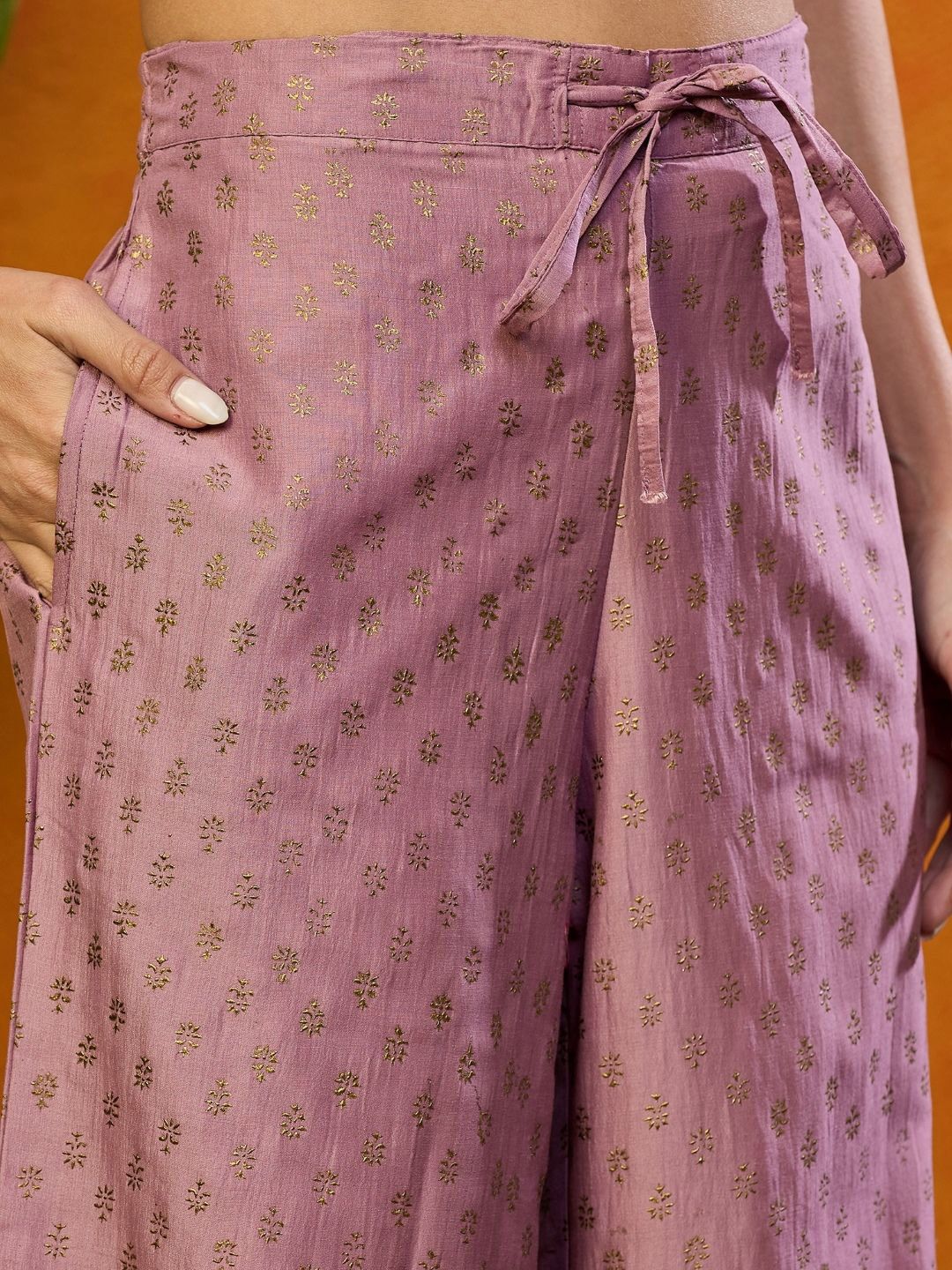 Kalini Floral bersulam biasa kurta dengan palazzos & dengan dupatta