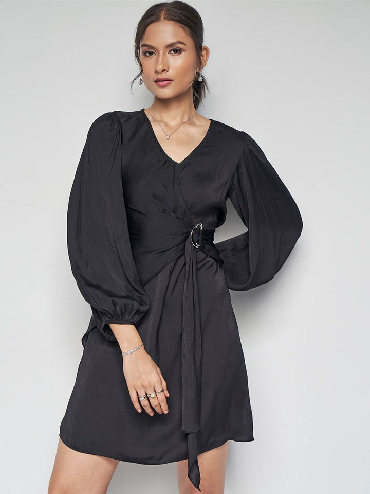 Dan lengan v-neck puff mengumpulkan pakaian A-line terperinci