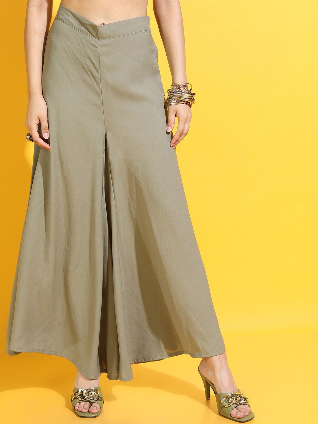 Vishudh Women Green Floral Printed Kurta with Palazzos