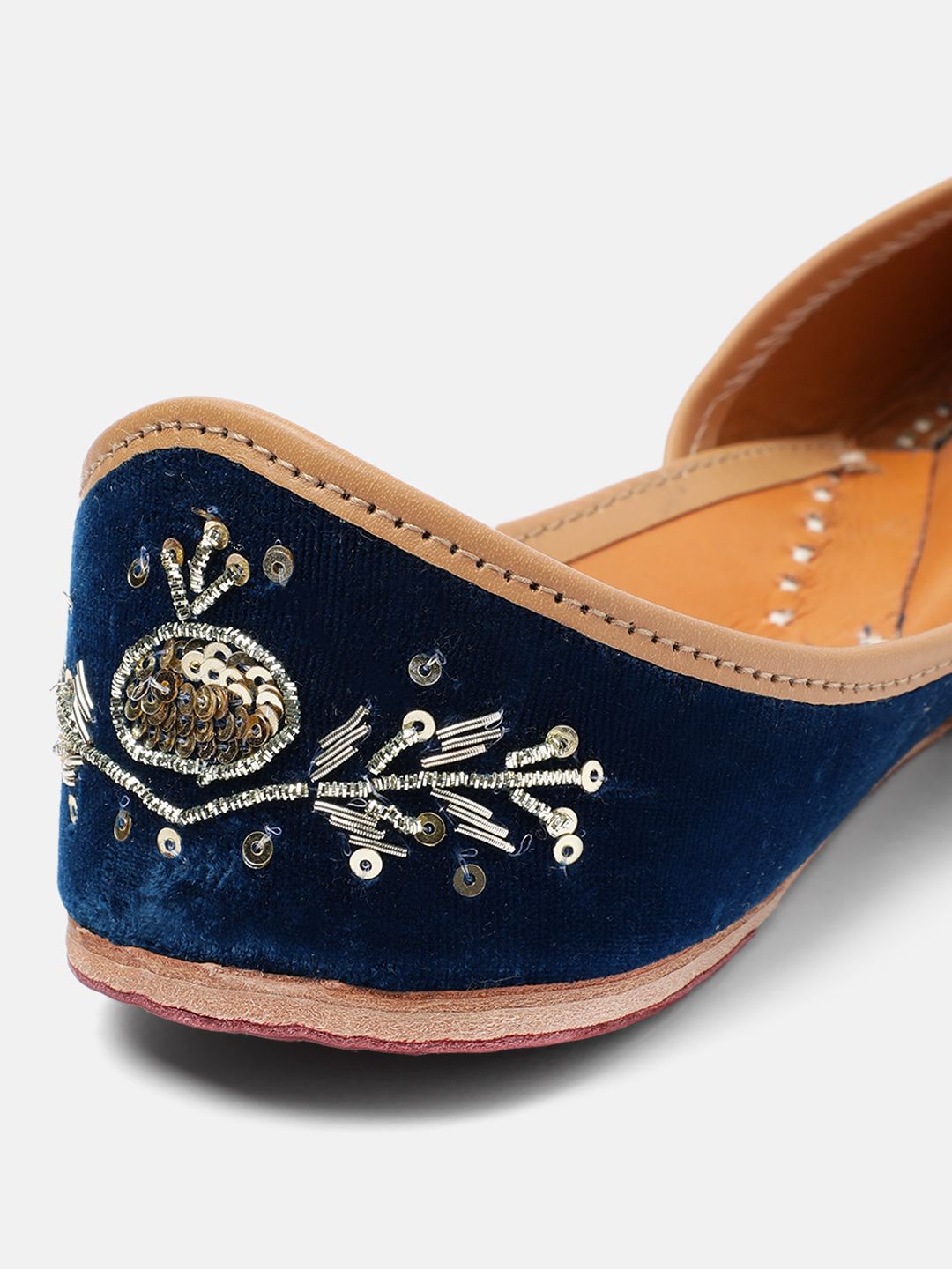 House of Pataudi Women Embellished Ethnic Mojaris Flats