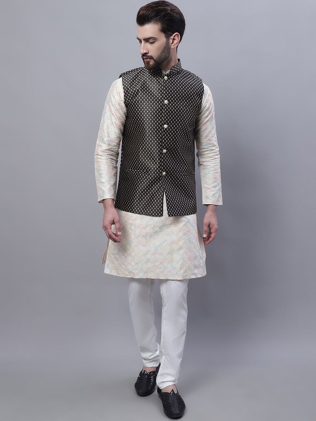 SOJANYA Kurta Kerja Benang Biasa Motif Etnik Bersulam Dengan Jaket Churidar & Nehru