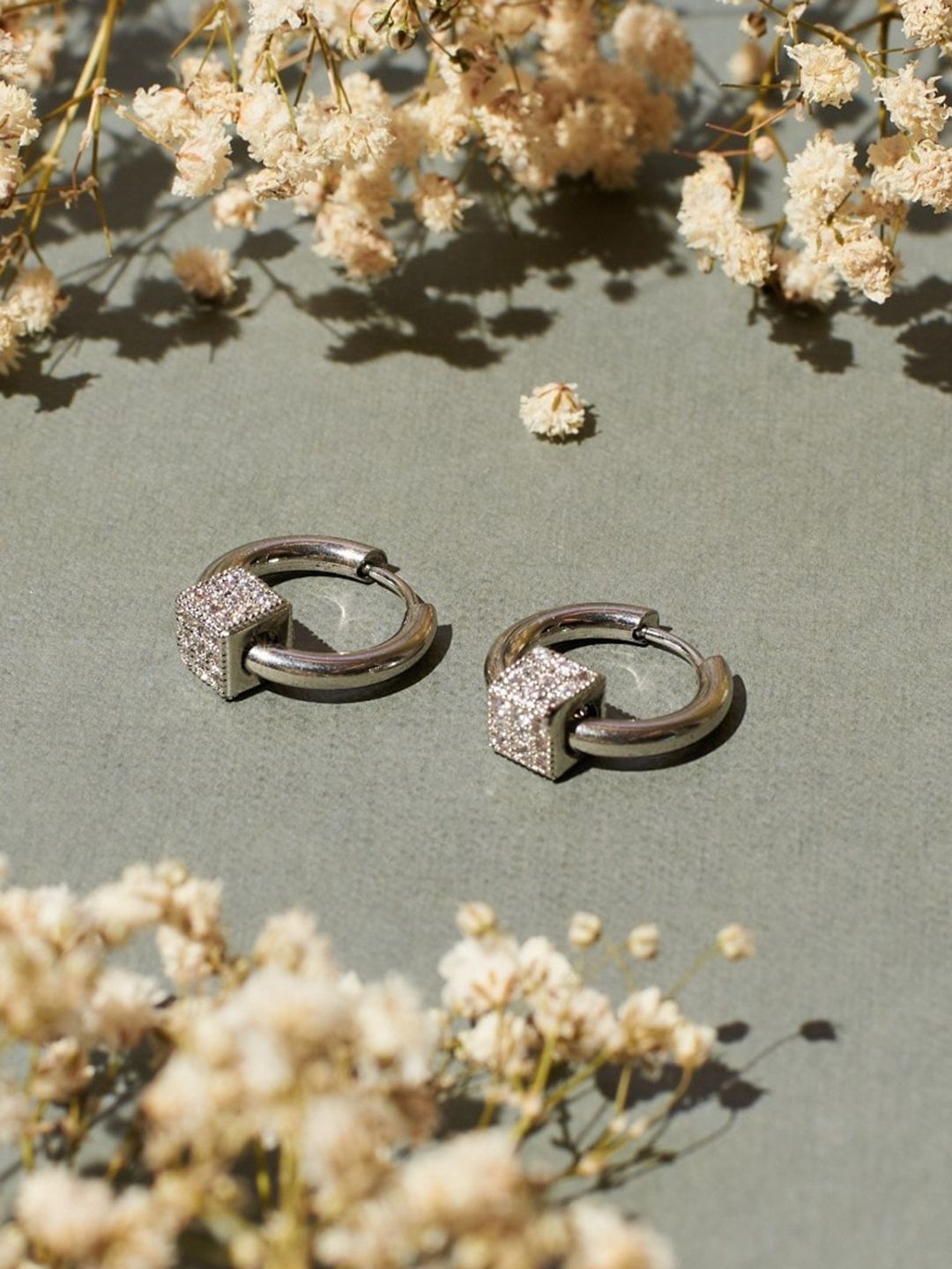 Anting -anting gelung kontemporari masin