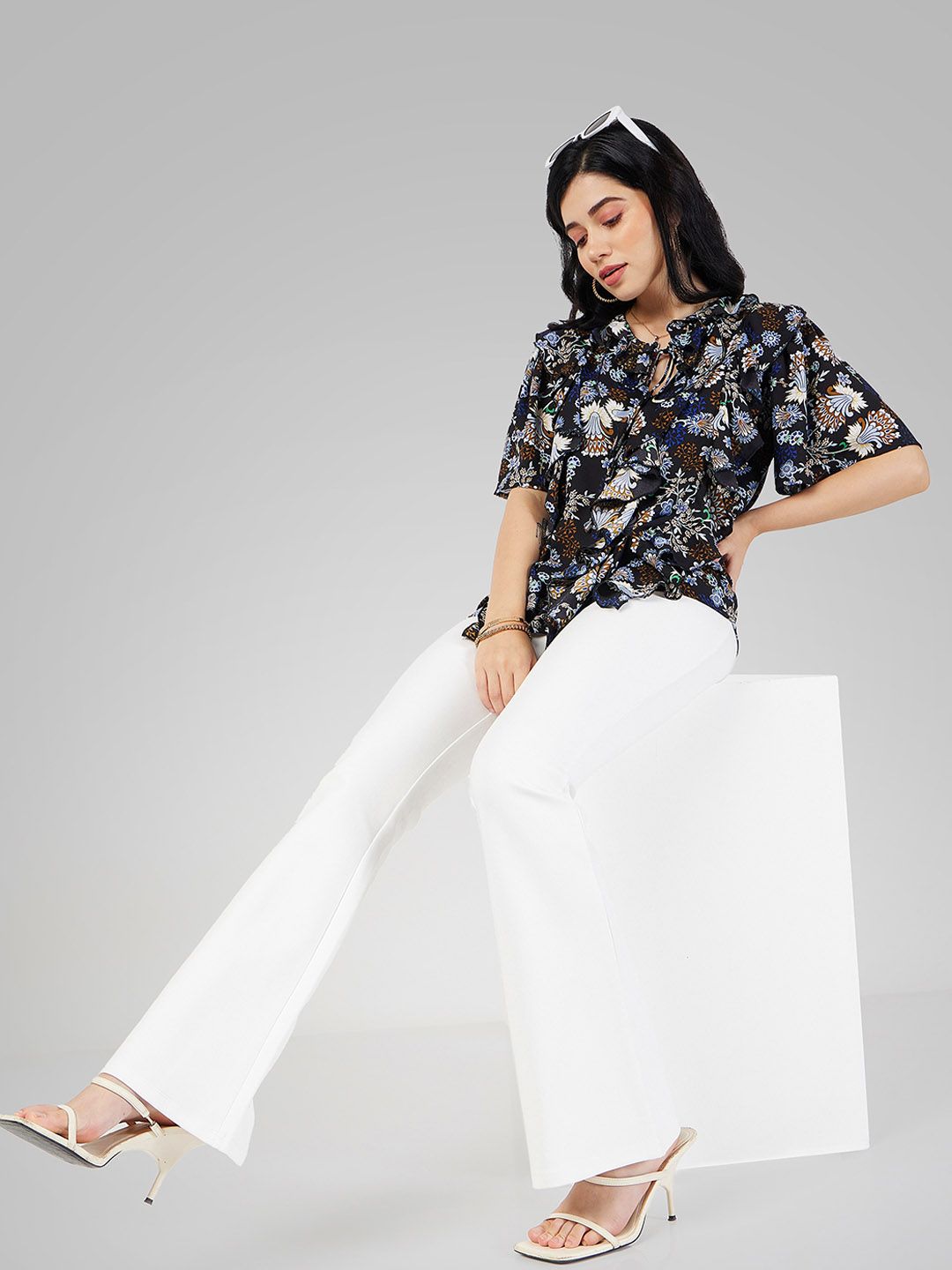 SASSAFRAS Women White Slim Fit Mid Rise Trousers