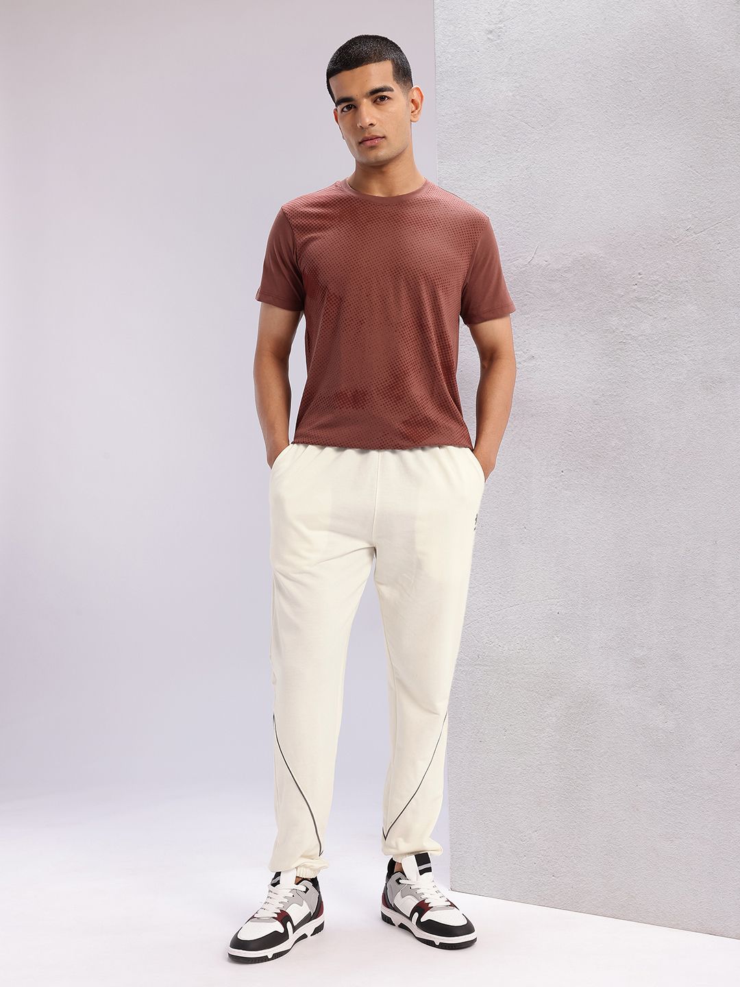 HRX by Hrithik Roshan Men Contrast Piping Mid-Rise Lifestyle Joggers