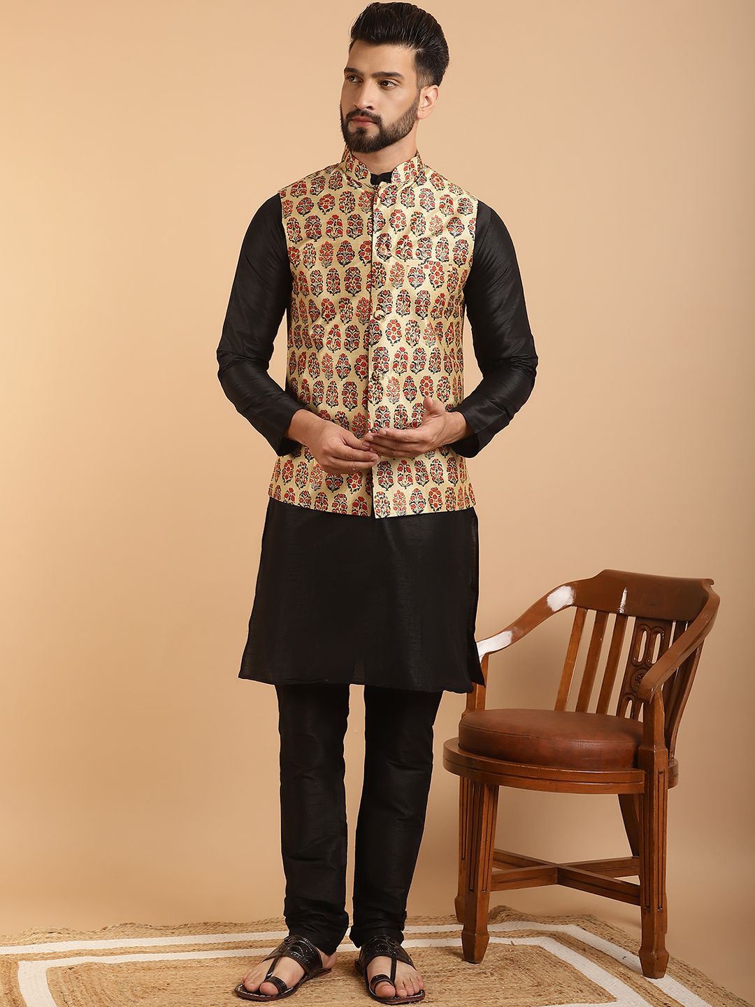 SOJANYA Kurta Lelaki Hitam & Beige dengan Jaket Nehru Churidar & Bercetak