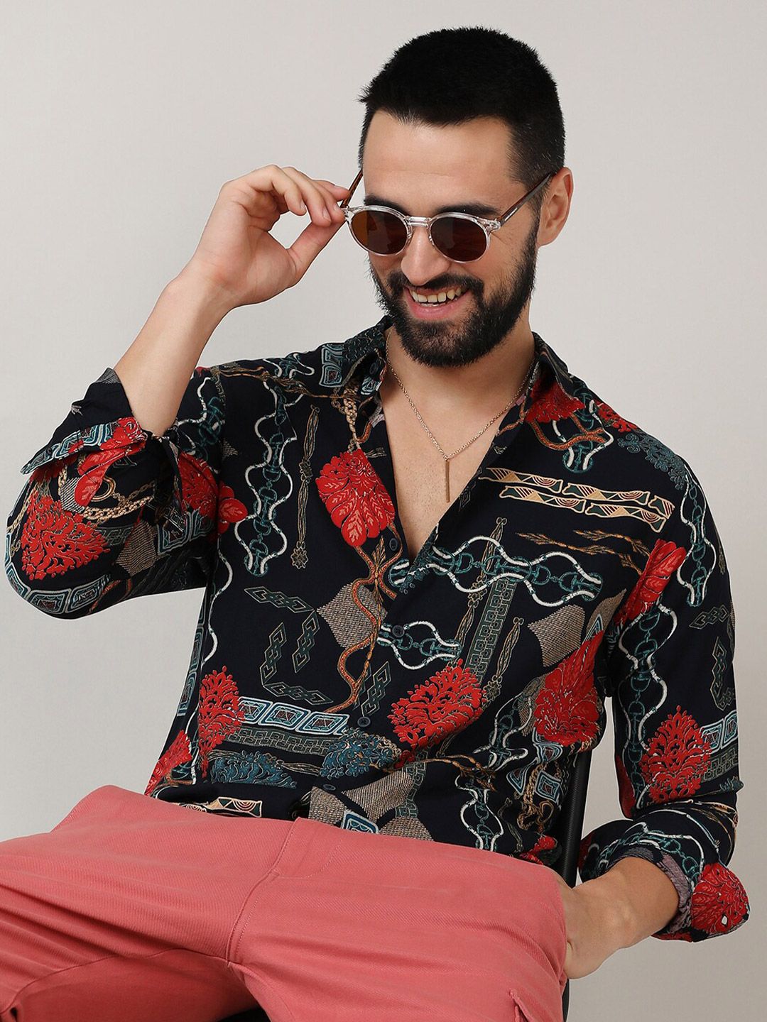 Kampus Sutra Black Classic Ethnic Motifs dicetak baju kasual kolar