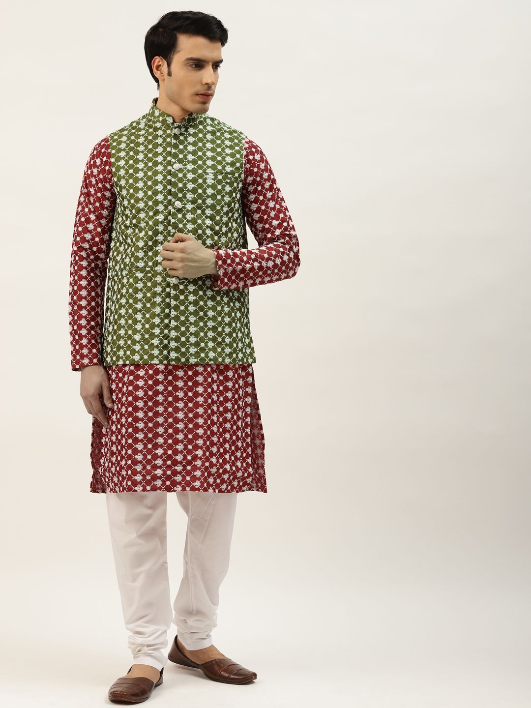 SOJANYA Men Maroon Chikankari Sulam Kurta dengan Jaket Churidar & Nehru