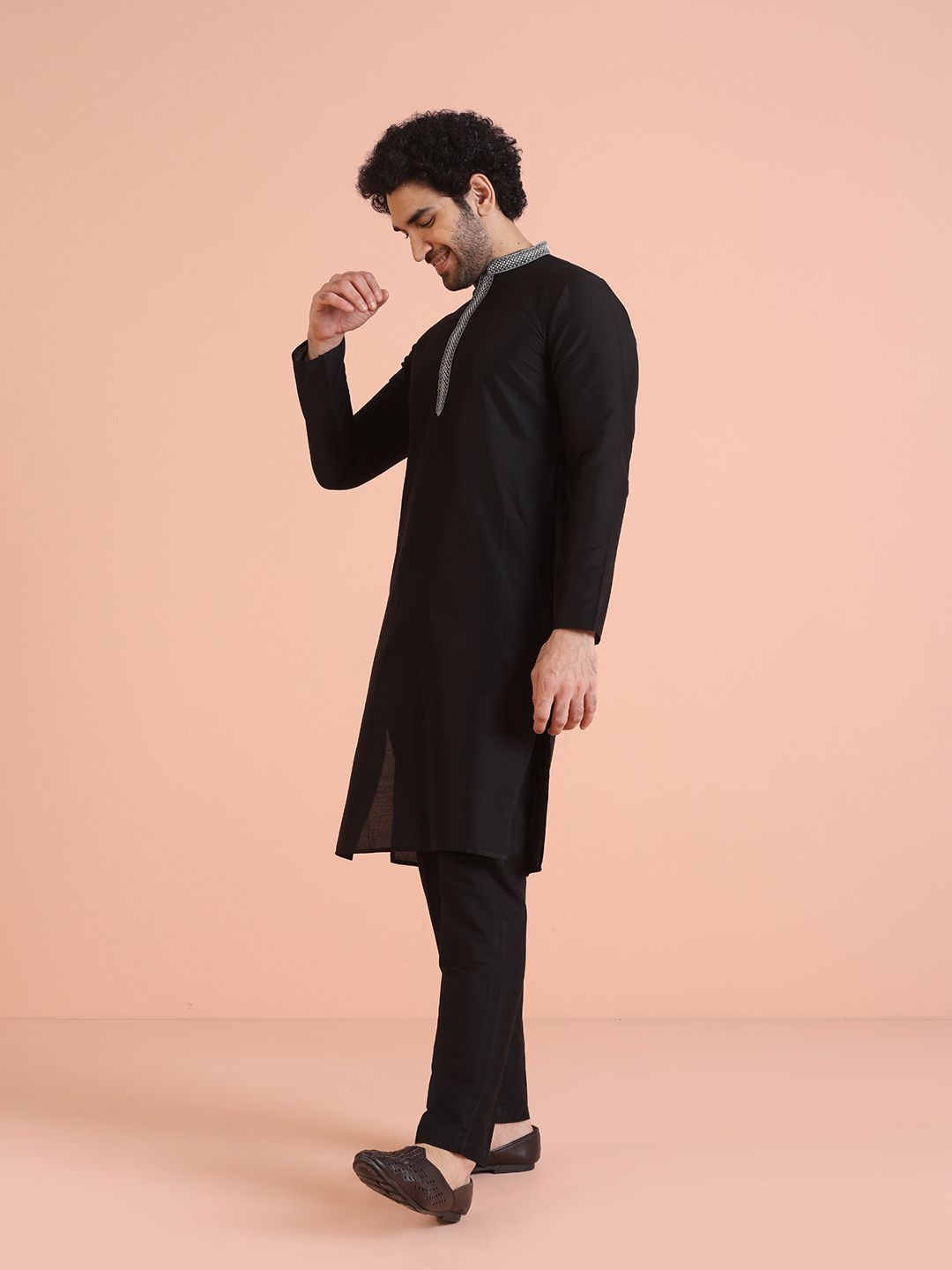 KISAH Men Solid Regular Fit Thread Work Kurta