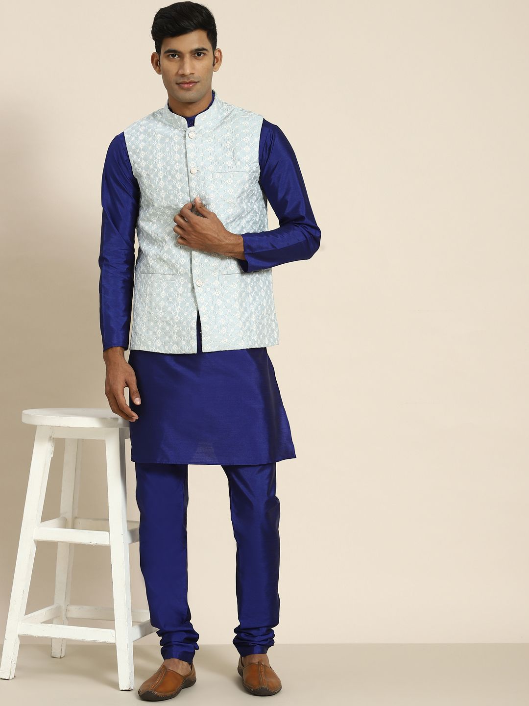 SOJANYA Men Blue Ethnic Motifs Embroidered Kurta with Churidar