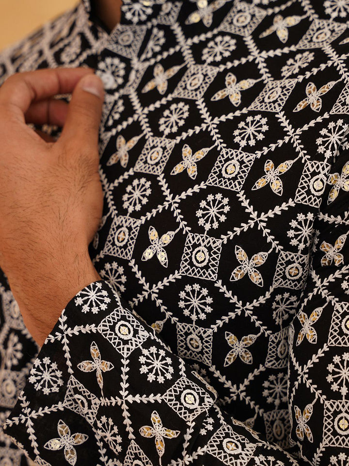SOJANYA Motif Etnik Bersulam Kolar Mandarin Kurta Lurus Labuci Kapas