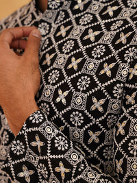 SOJANYA Motif Etnik Bersulam Kolar Mandarin Kurta Lurus Labuci Kapas