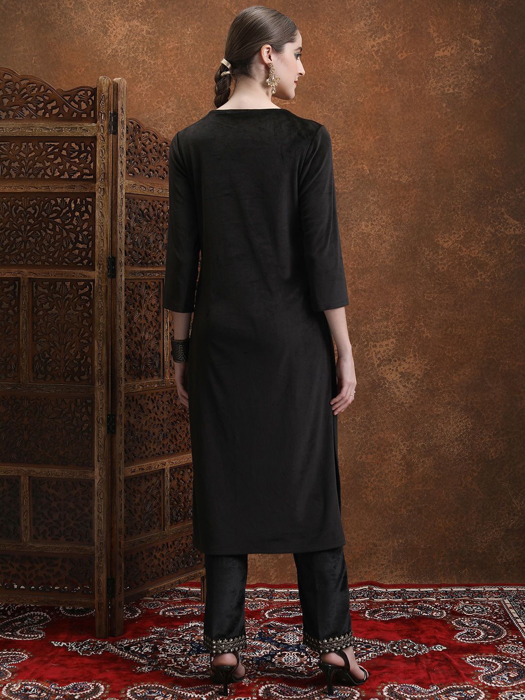 Vishudh Black Floral Embroidered Thread Work Straight Kurta