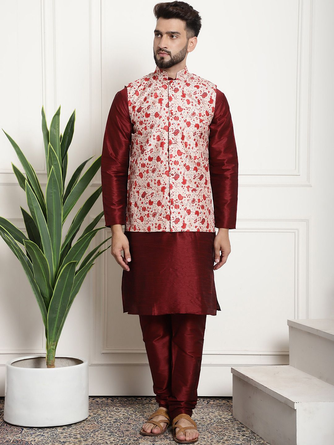 Sojanya lelaki maroon & beige reka bentuk diri kurta dengan jaket churidar & nehru