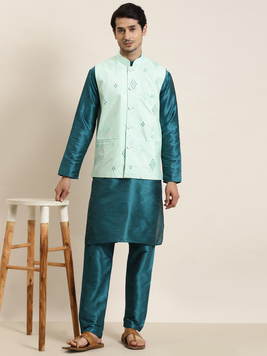 SOJANYA Kurta Lurus Kolar Mandarin Dengan Jaket Churidar & Nehru