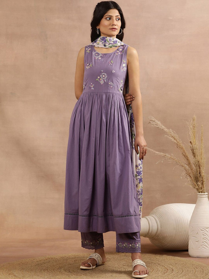 W Floral Yoke Design Empire Thread Work Pure Cotton Kurta with Trousers & With Dupatta