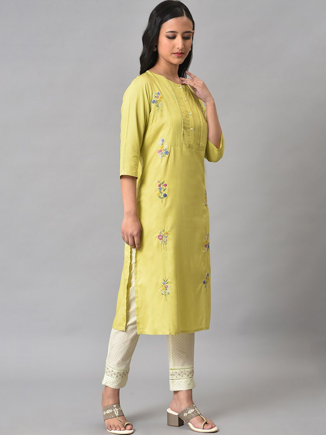 W Women Floral Embroidered Gotta Patti Kurta