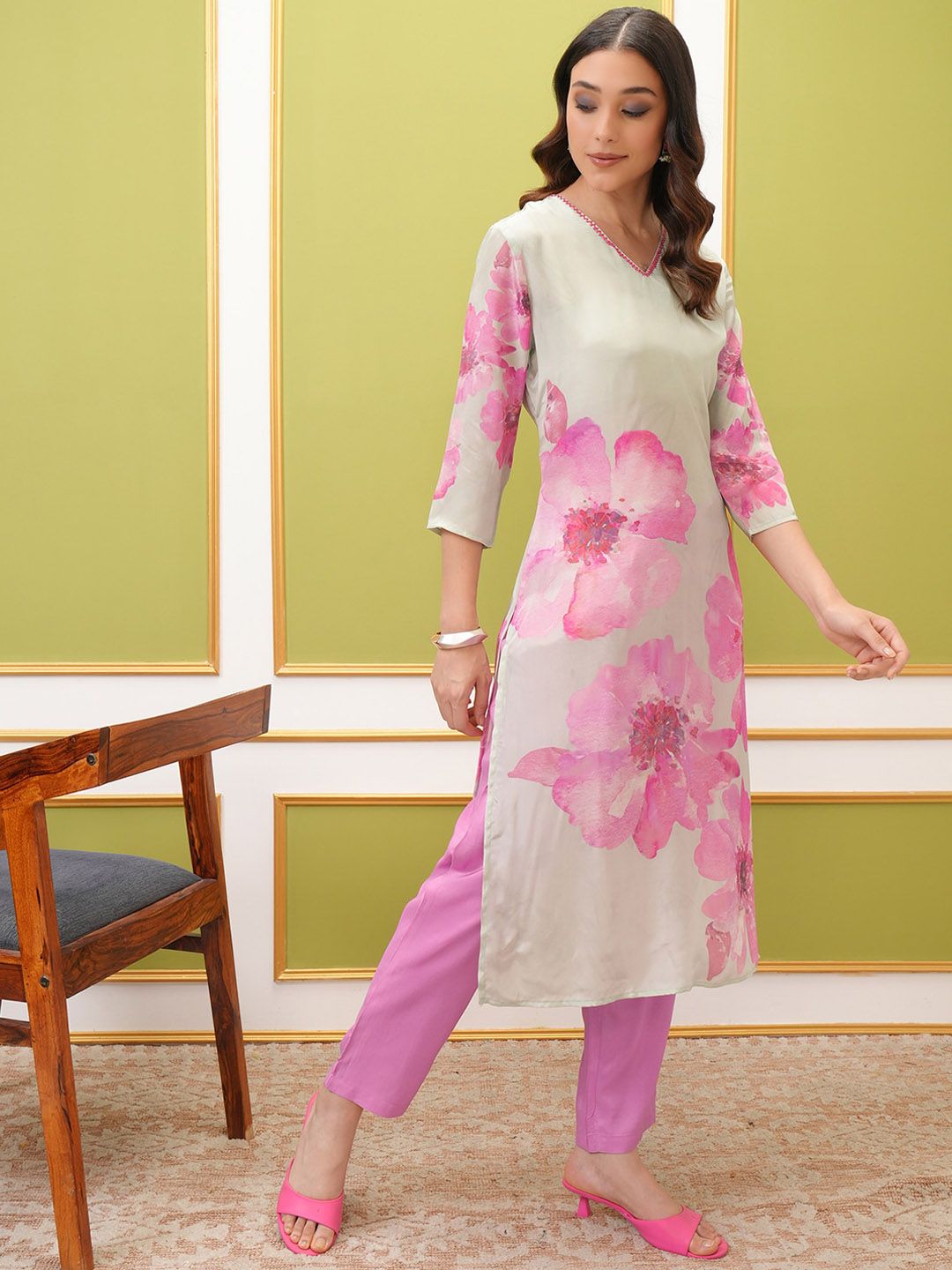 Vishudh V Neck Floral Printed Regular Kurta with Trousers & With Dupatta