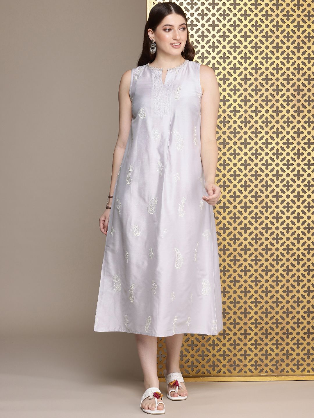 House of Pataudi Floral Embroidered Jashn Ethnic Dress