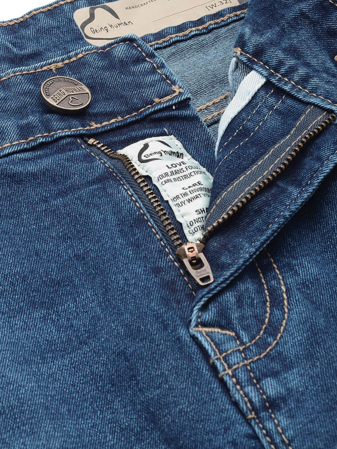 Menjadi lelaki manusia langsing sesuai dengan seluar jeans yang boleh diperbaharui