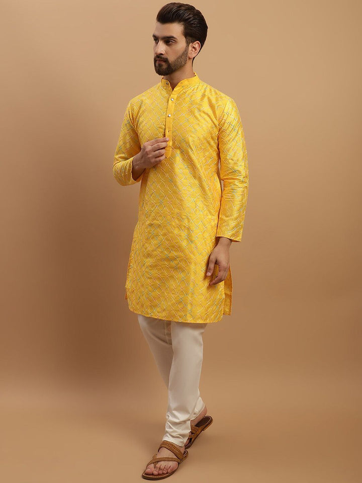 SOJANYA Kurta Biasa Bersulam Geometrik dengan Jaket Nehru Rekaan Churidar & Tenunan
