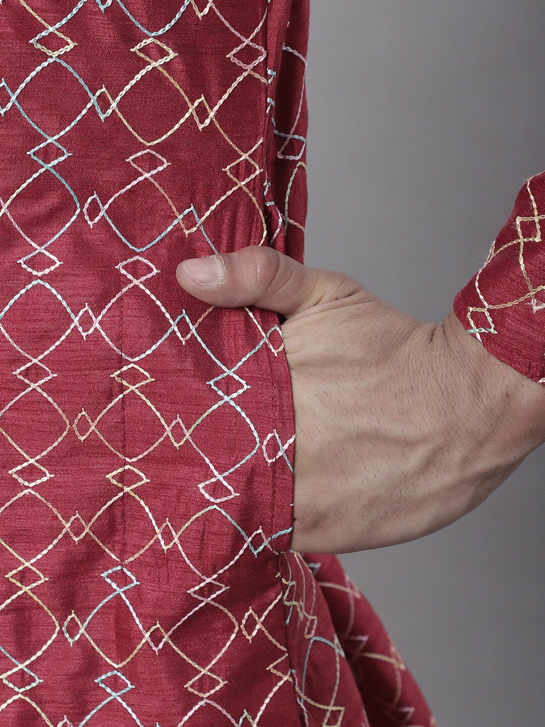 SOJANYA Motif Etnik Bersulam Kurta Lurus Dengan Churidar