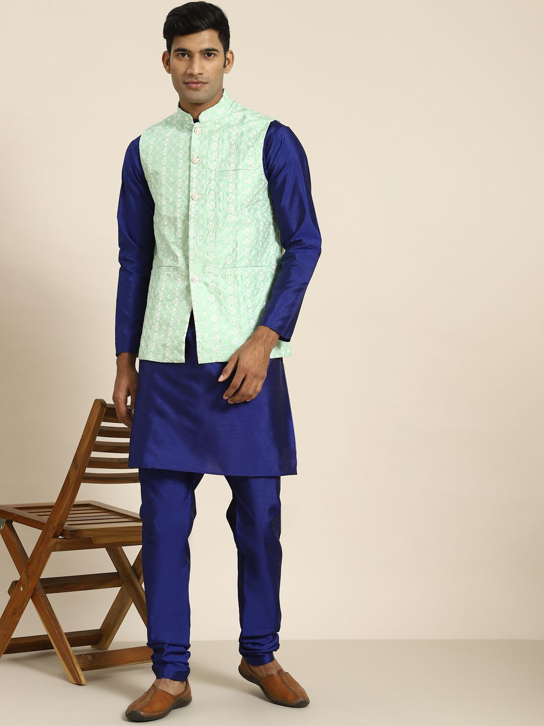 SOJANYA Men Blue Ethnic Motifs Embroidered Kurta with Churidar